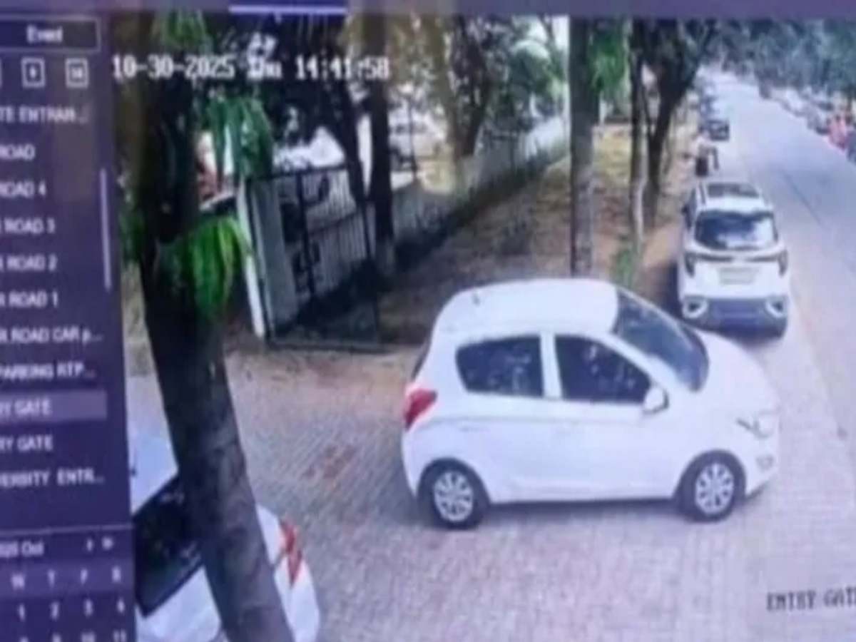 Delhi Blast: अल-फलाह यूनिवर्सिटी में दिखी i20, नया CCTV हो रहा वायरल Delhi Blast: अल-फलाह यूनिवर्सिटी में दिखी i20, नया CCTV हो रहा वायरल