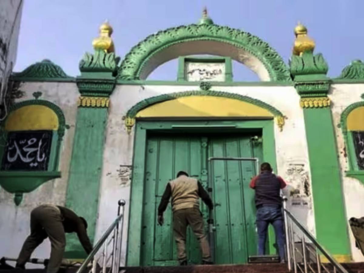 Sambhal: जामा मस्जिद पर फिर से हुआ विवाद, ASI की टीम को रोकने पर पुलिस ने की बड़ी कार्रवाई Sambhal: जामा मस्जिद पर फिर से हुआ विवाद, ASI की टीम को रोकने पर पुलिस ने की बड़ी कार्रवाई