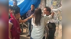 ‘तेरी बीबी मर गई…’ कॉलर पकड़कर महिला ने पति को जमकर पीटा, नजारा देख सन्न रह गए लोग!