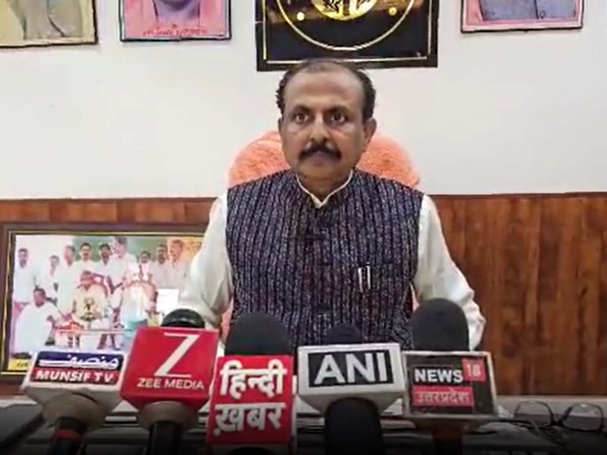 अलीगढ़ मुस्लिम यूनिवर्सिटी को आतंकवादियों का अड्डा बताकर देश के मस्जिद-मदरसों को बंद करना चाहते हैं UP के ये मंत्री अलीगढ़ मुस्लिम यूनिवर्सिटी को आतंकवादियों का अड्डा बताकर देश के मस्जिद-मदरसों को बंद करना चाहते हैं UP के ये मंत्री