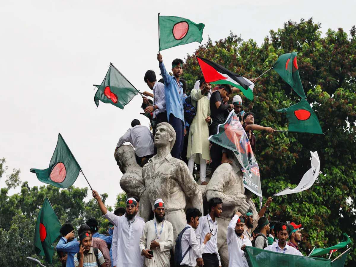 Bangladesh में शेख हसीना की सज़ा का विरोध, 24 घंटों में 1,649 गिरफ्तार Bangladesh में शेख हसीना की सज़ा का विरोध, 24 घंटों में 1,649 गिरफ्तार