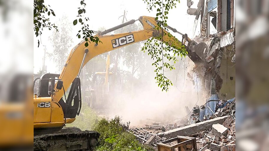 MP Govt से सुप्रीम कोर्ट का सवाल, मुस्लिम परिवार के घर पर क्यों चलाया Bulldozer ?  