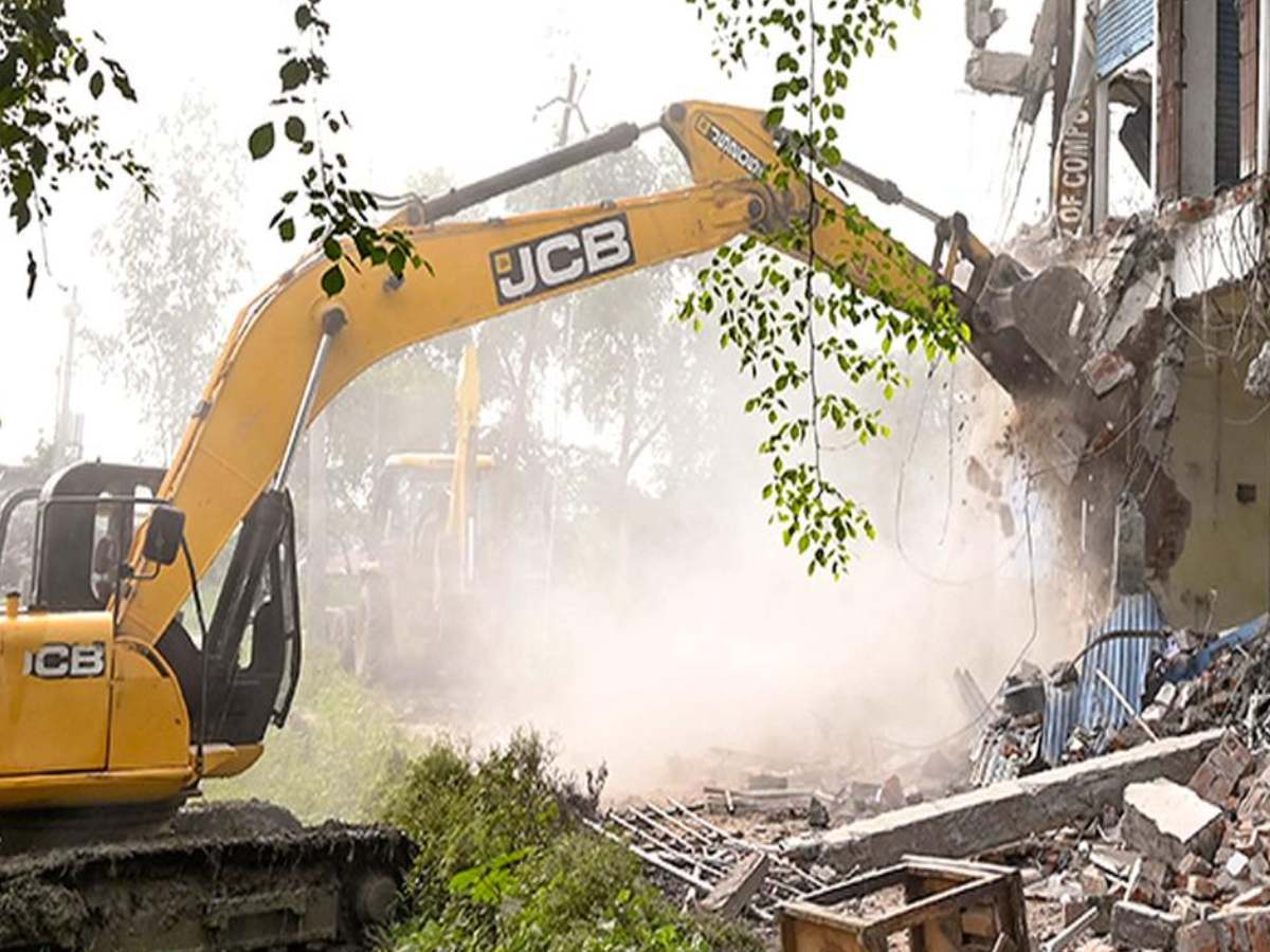 MP Govt से सुप्रीम कोर्ट का सवाल, मुस्लिम परिवार के घर पर क्यों चलाया Bulldozer ? MP Govt से सुप्रीम कोर्ट का सवाल, मुस्लिम परिवार के घर पर क्यों चलाया Bulldozer ?