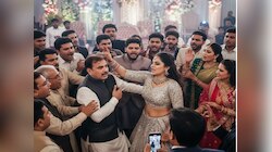 गलत तरीके से छूने पर दुल्हे के चाचा को महिला डांसर ने पीटा, जमकर हुआ बवाल