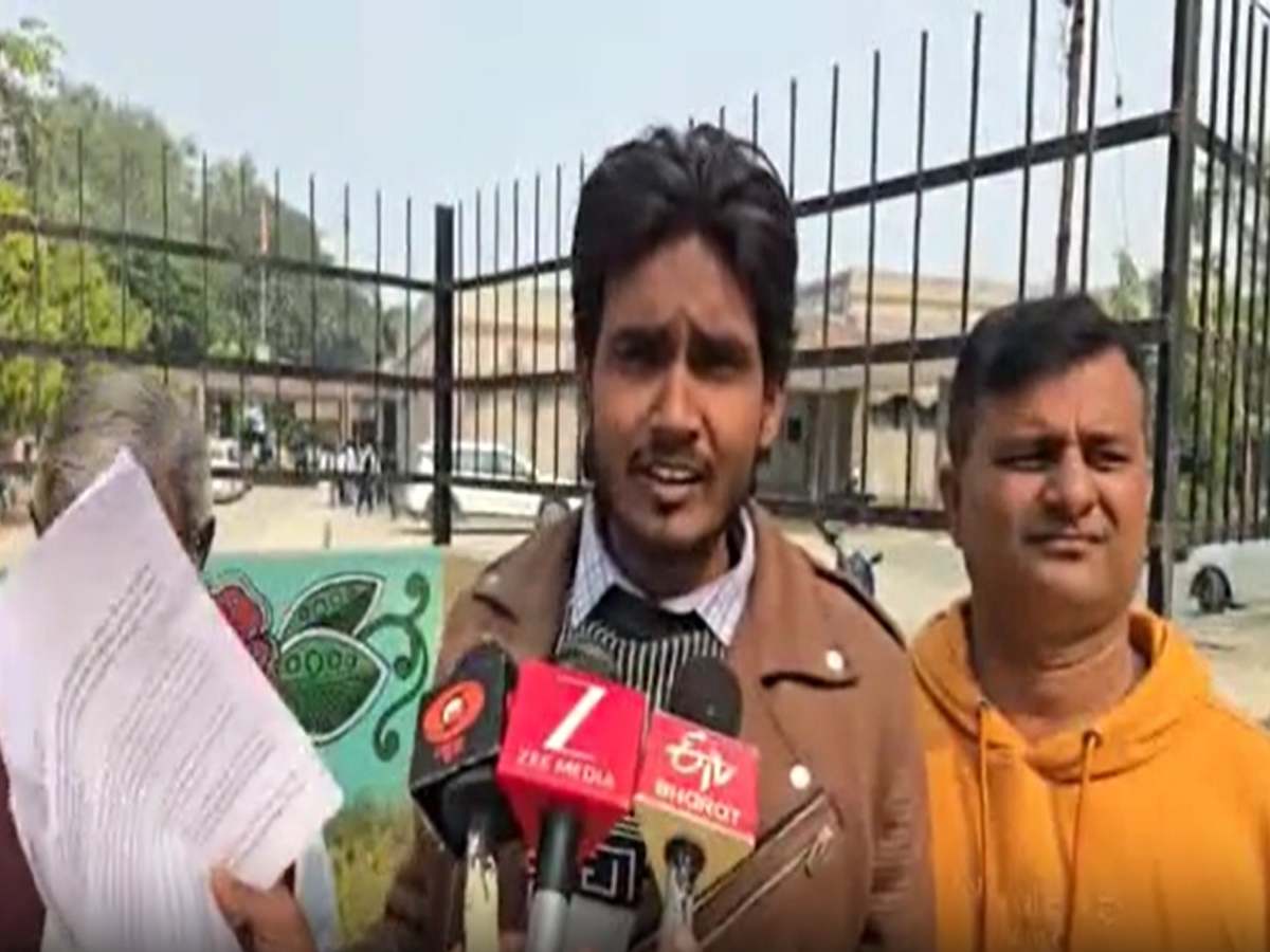 नमाज़ के बाद माइक बंद करके क्या करते हैं ये लोग? मदरसे के खिलाफ शिकायत दर्ज नमाज़ के बाद माइक बंद करके क्या करते हैं ये लोग? मदरसे के खिलाफ शिकायत दर्ज
