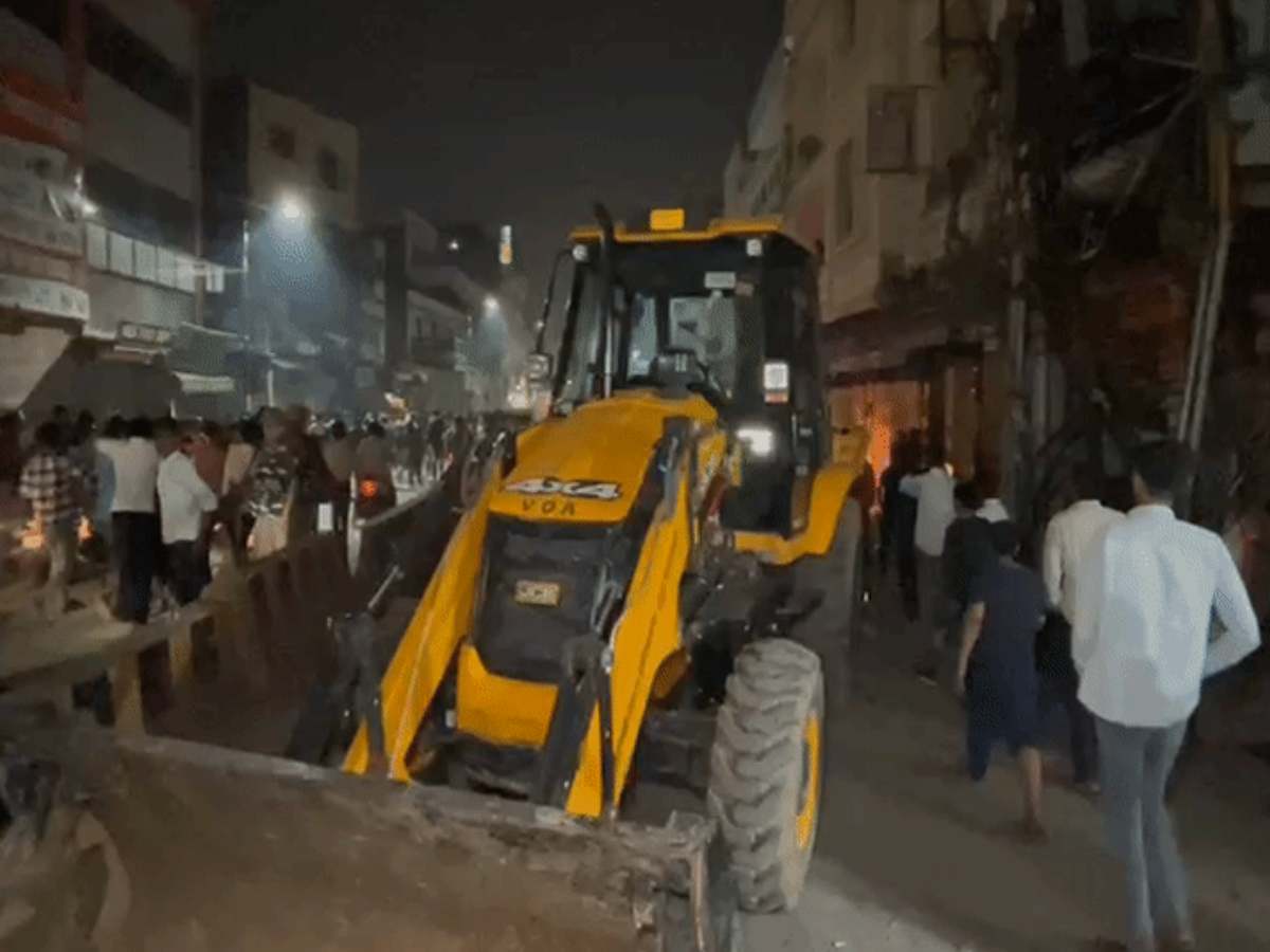Varanasi: बुलडोजर चलाने पहुंचा प्रशासन, भिड़ गईं मुस्लिम महिलाएं; कई के खिलाफ केस दर्ज Varanasi: बुलडोजर चलाने पहुंचा प्रशासन, भिड़ गईं मुस्लिम महिलाएं; कई के खिलाफ केस दर्ज