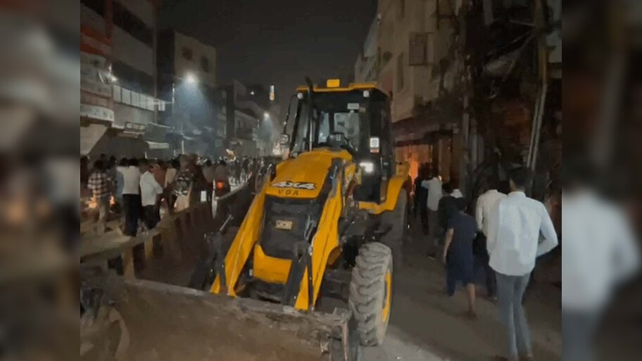 Varanasi: बुलडोजर चलाने पहुंचा प्रशासन, भिड़ गईं मुस्लिम महिलाएं; कई के खिलाफ केस दर्ज
