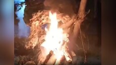 जलती चिता से पुलिस ने उठाया लड़की का शव, प्यार करने पर पिता ने कर दी थी हत्या