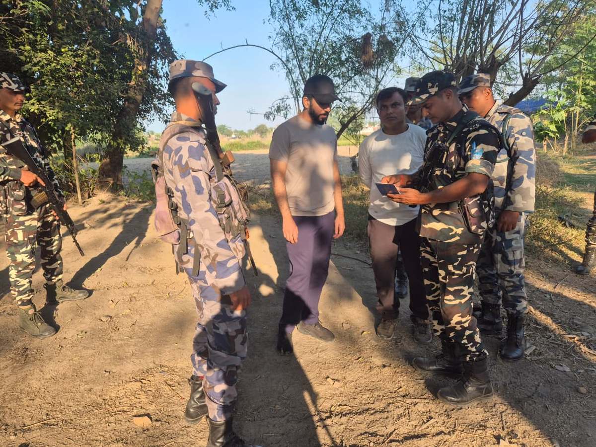 IND-NPL Border: नो मैन लैंड पर घूम रहे थे UAE और एक बिहार का शख्स, पुलिस ने किया अरेस्ट IND-NPL Border: नो मैन लैंड पर घूम रहे थे UAE और एक बिहार का शख्स, पुलिस ने किया अरेस्ट