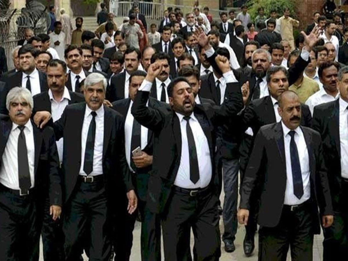 पाकिस्तान में 27वें संविधान संशोधन पर बवाल, वकीलों ने उड़ा दी सरकार की नींद पाकिस्तान में 27वें संविधान संशोधन पर बवाल, वकीलों ने उड़ा दी सरकार की नींद