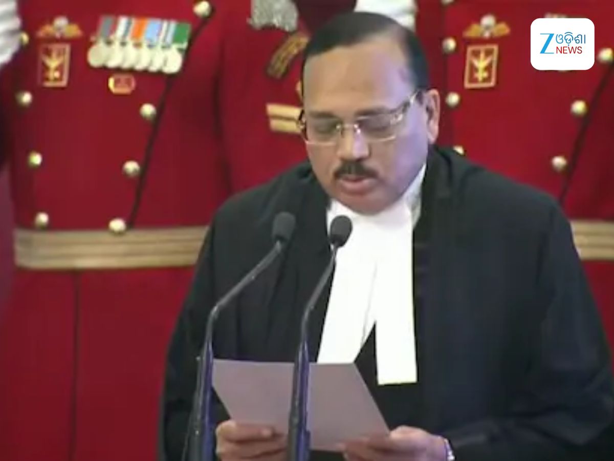 Justice Surya Kant : ଶପଥ ନେଲେ ୫୩ତମ ମୁଖ୍ୟ ବିଚାରପତି ଜଷ୍ଟିସ ସୂର୍ଯ୍ୟକାନ୍ତ Justice Surya Kant : ଶପଥ ନେଲେ ୫୩ତମ ମୁଖ୍ୟ ବିଚାରପତି ଜଷ୍ଟିସ ସୂର୍ଯ୍ୟକାନ୍ତ
