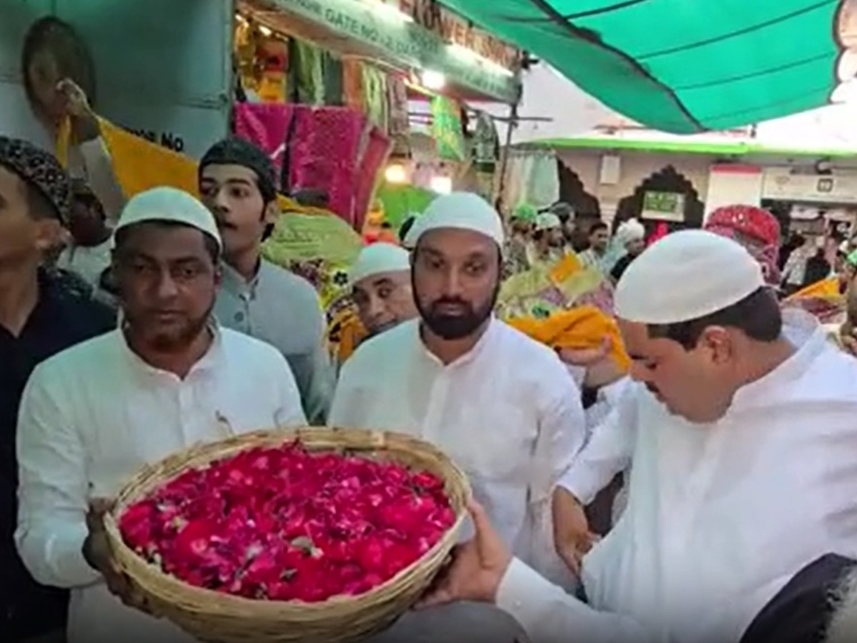ख्वाजा गरीब नवाज की मजार पर सूफी डेलीगेशन ने लगाई हाजिरी, तेलंगाना और देश के लिए मांगी गई खास दुआ ख्वाजा गरीब नवाज की मजार पर सूफी डेलीगेशन ने लगाई हाजिरी, तेलंगाना और देश के लिए मांगी गई खास दुआ