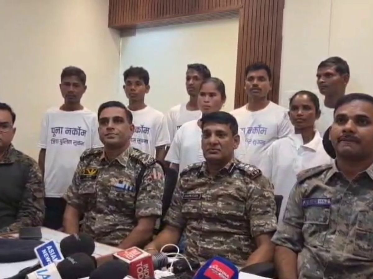 Maoist Surrender: ଆତ୍ମସମର୍ପଣ କଲେ ୧୫ ହାର୍ଡକୋର ମାଓବାଦୀ Maoist Surrender: ଆତ୍ମସମର୍ପଣ କଲେ ୧୫ ହାର୍ଡକୋର ମାଓବାଦୀ
