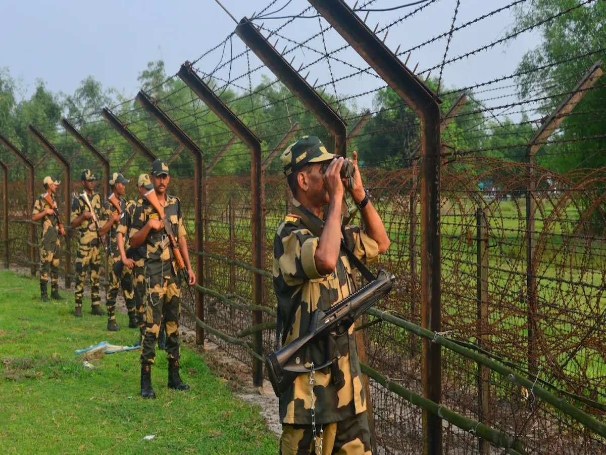बांग्लादेश बॉर्डर पर हलचल, पश्चिम बंगाल के राज्यपाल करेंगे हाकिमपुर का दौरा बांग्लादेश बॉर्डर पर हलचल, पश्चिम बंगाल के राज्यपाल करेंगे हाकिमपुर का दौरा