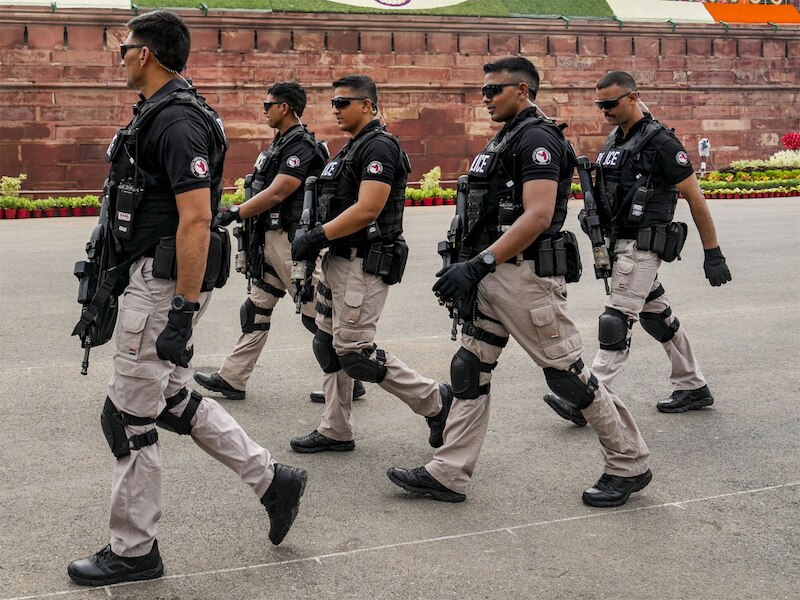 do you know what pm modi spg commandos carry, black suit-glass ...