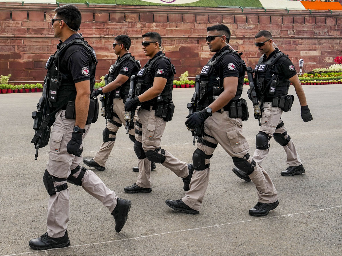 Spg Commando Modi do you know what pm modi spg commandos carry, black suit-glass ...