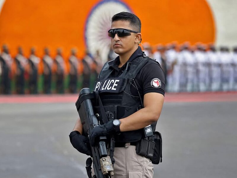 do you know what pm modi spg commandos carry, black suit-glass ...