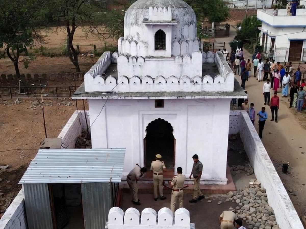 फोन चलाने पर घर वालों ने डांटा तो नाराज कालू ने मजार की चादर से उठाया खौफनाक कदम फोन चलाने पर घर वालों ने डांटा तो नाराज कालू ने मजार की चादर से उठाया खौफनाक कदम