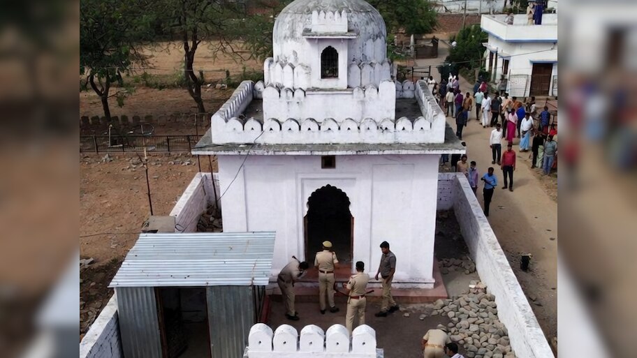 फोन चलाने पर घर वालों ने डांटा तो नाराज कालू ने मजार की चादर से उठाया खौफनाक कदम