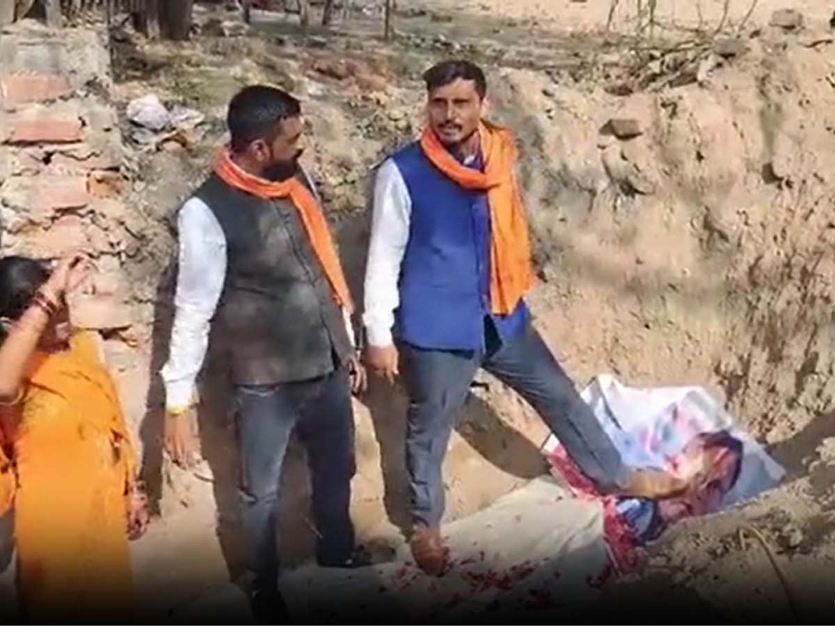 TMC MLA हुमायू कबीर के लिए हिन्दू महासभा ने खोदी कब्र, जिंदा या मुर्दा लाने पर 1 करोड़ का इनाम! TMC MLA हुमायू कबीर के लिए हिन्दू महासभा ने खोदी कब्र, जिंदा या मुर्दा लाने पर 1 करोड़ का इनाम!
