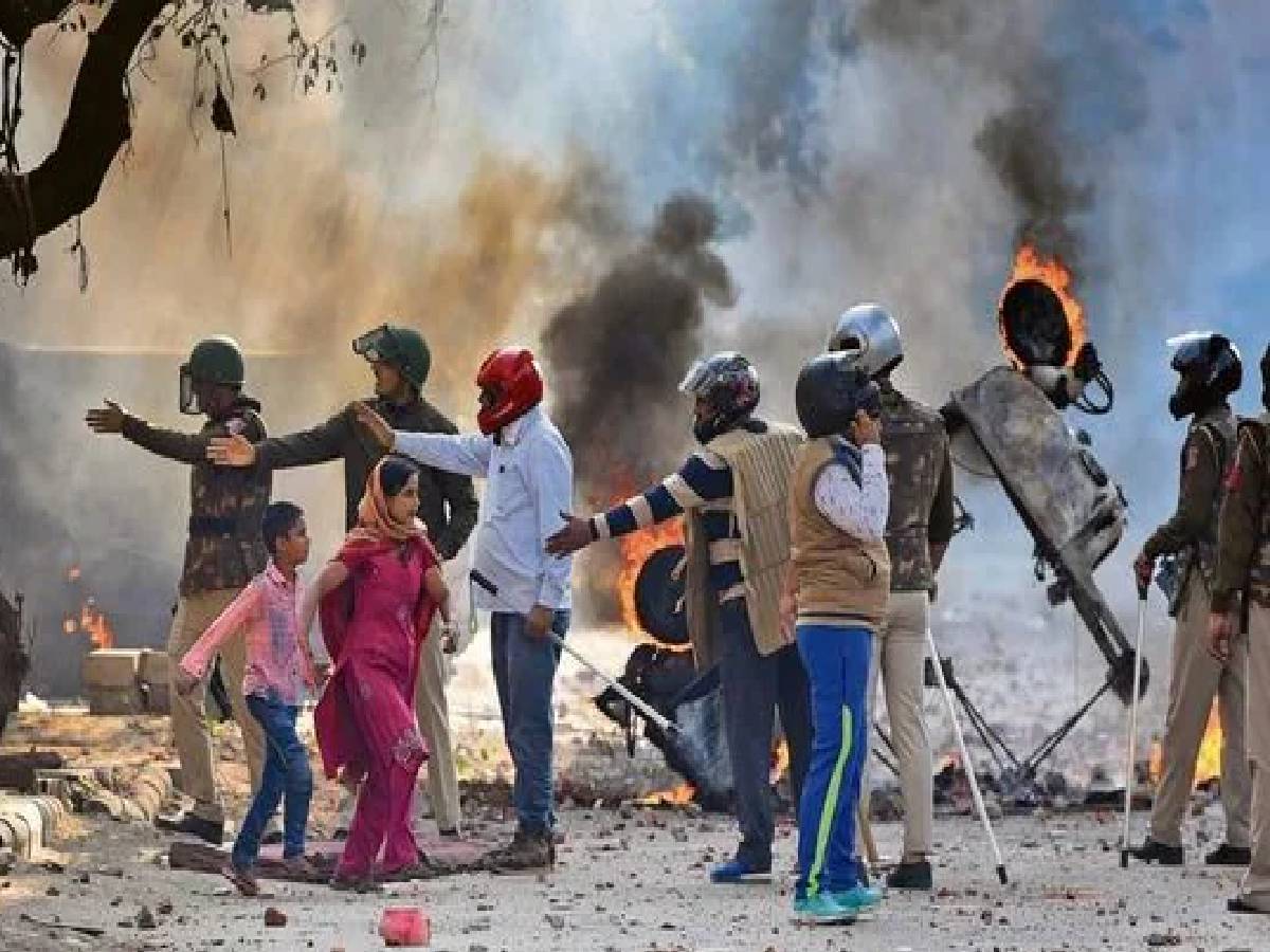 Delhi Riots 2020: मुस्लिम परिवार को मिला न्याय; गुलजार, शहजाद समेत 6 युवकों को कोर्ट ने किया रिहा Delhi Riots 2020: मुस्लिम परिवार को मिला न्याय; गुलजार, शहजाद समेत 6 युवकों को कोर्ट ने किया रिहा