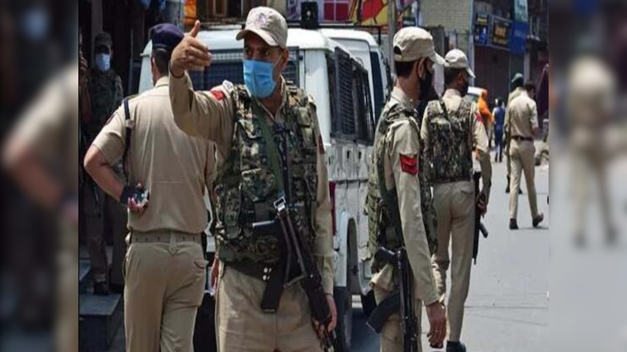 Srinagar Police का बड़ा एक्शन, जमात-ए-इस्लामी से जुड़े ठिकानों पर छापेमारी