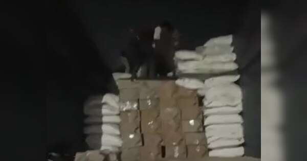 https://hindi.cdn.zeenews.com/hindi/sites/default/files/2025/11/29/4260055-buxar.png?im=FitAndFill%3D%28600%2C315%29