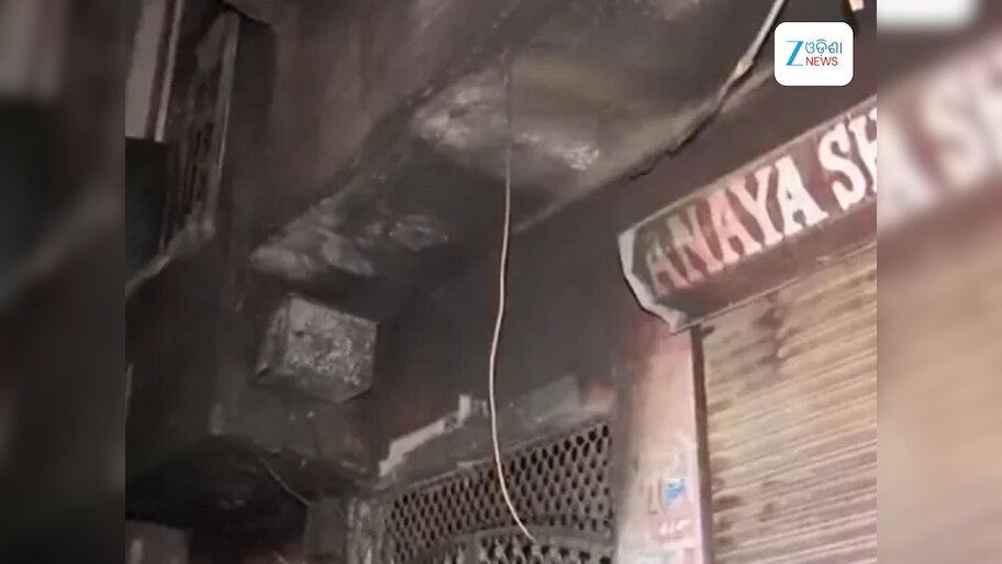 delhi fire tragedy: ଦିଲ୍ଲୀରେ ପୁଣି ଲାଗିଲା ନିଆଁ: ଚାରି ମହଲା କୋଠାରେ ଭୟଙ୍କର ଅଗ୍ନିକାଣ୍ଡ, ୪ ଜଣଙ୍କ ମୃତ୍ୟୁ