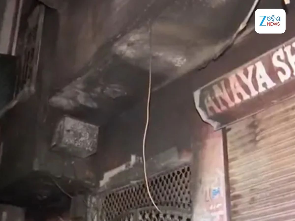 delhi fire tragedy: ଦିଲ୍ଲୀରେ ପୁଣି ଲାଗିଲା ନିଆଁ: ଚାରି ମହଲା କୋଠାରେ ଭୟଙ୍କର ଅଗ୍ନିକାଣ୍ଡ, ୪ ଜଣଙ୍କ ମୃତ୍ୟୁ delhi fire tragedy: ଦିଲ୍ଲୀରେ ପୁଣି ଲାଗିଲା ନିଆଁ: ଚାରି ମହଲା କୋଠାରେ ଭୟଙ୍କର ଅଗ୍ନିକାଣ୍ଡ, ୪ ଜଣଙ୍କ ମୃତ୍ୟୁ