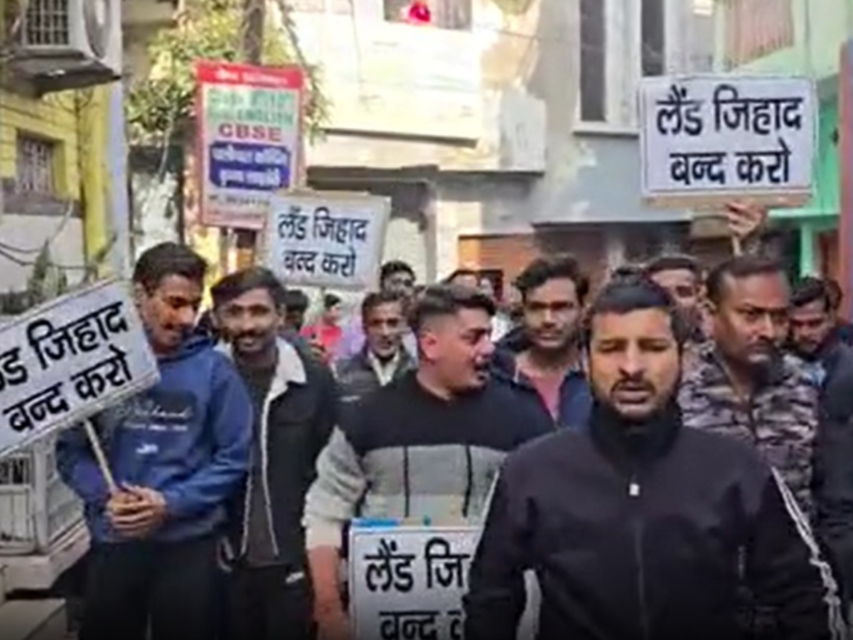 बुलंदशहर: सलीम के घर खरीदने पर भड़के हिंदू संगठन, फंसाने के लिए फेंकी हड्डी; मुस्लिम परिवार ने उठाया बड़ा कदम बुलंदशहर: सलीम के घर खरीदने पर भड़के हिंदू संगठन, फंसाने के लिए फेंकी हड्डी; मुस्लिम परिवार ने उठाया बड़ा कदम
