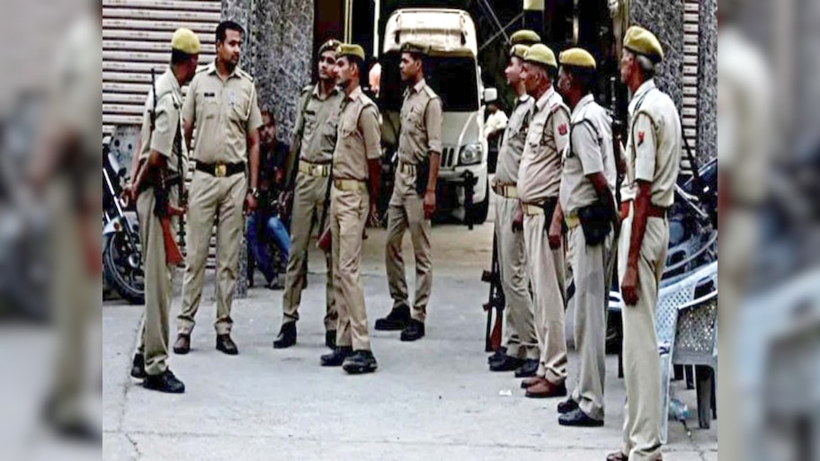 Aligarh News: निकाह के प्रोग्राम में 'बीफ कोरमा' का स्टीकर देख भड़के हिन्दू मेहमान; भारी बवाल के बाद तीन गिरफ्तार   
