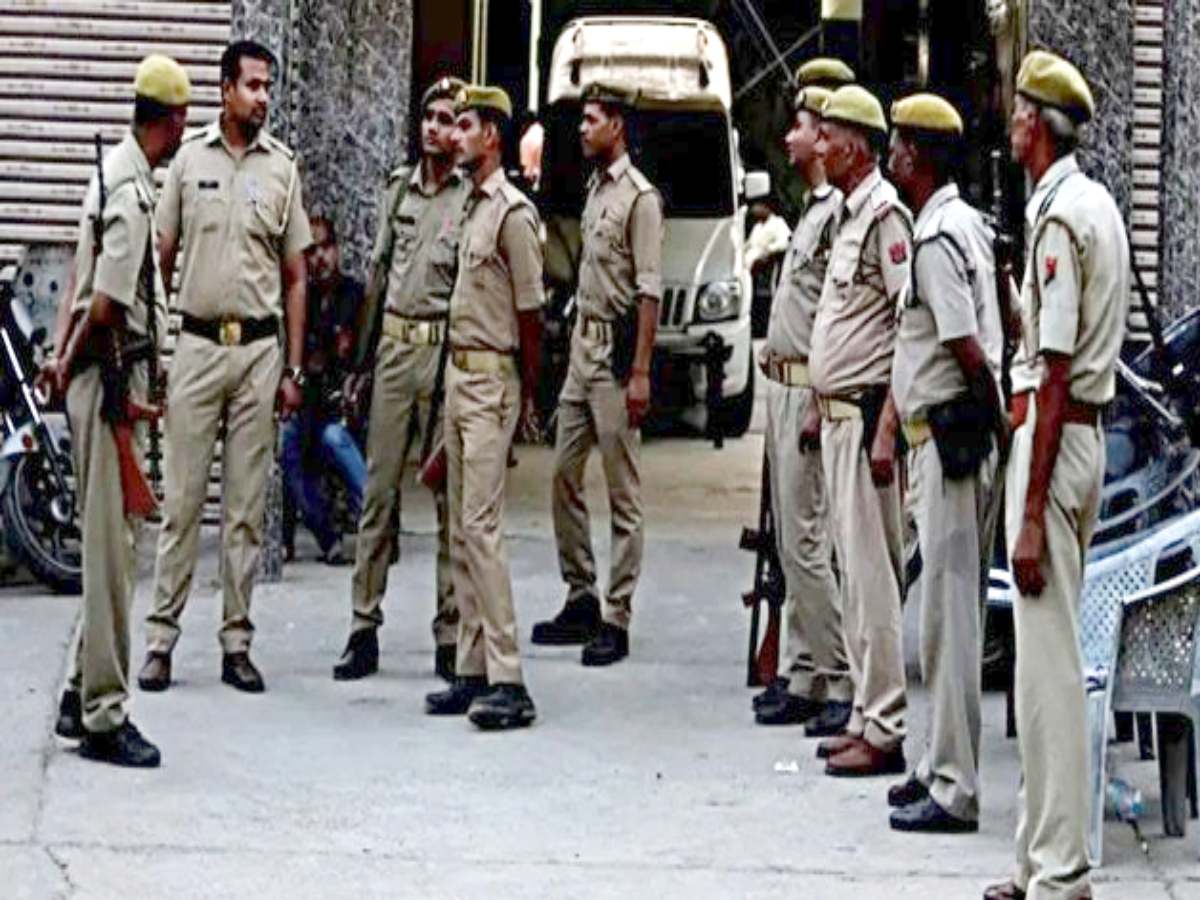 Aligarh News: निकाह के प्रोग्राम में 'बीफ कोरमा' का स्टीकर देख भड़के हिन्दू मेहमान; भारी बवाल के बाद तीन गिरफ्तार Aligarh News: निकाह के प्रोग्राम में 'बीफ कोरमा' का स्टीकर देख भड़के हिन्दू मेहमान; भारी बवाल के बाद तीन गिरफ्तार