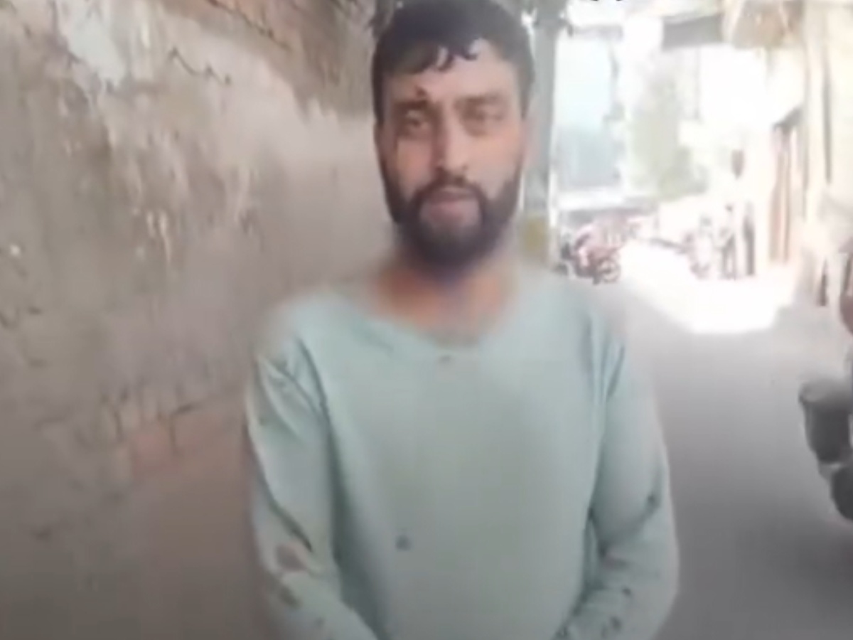 अखरोट का डिब्बा गायब…सवाल किया तो बदमाशों ने कश्मीरी मुस्लिम व्यापारी पर किया हमला अखरोट का डिब्बा गायब…सवाल किया तो बदमाशों ने कश्मीरी मुस्लिम व्यापारी पर किया हमला