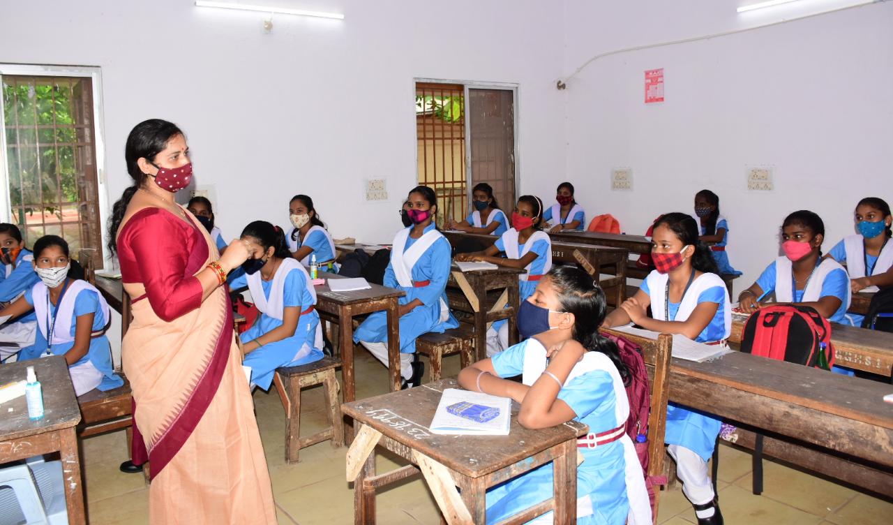 ଶିକ୍ଷକ ଦେବେ ଅଣ୍ଡରଟେକିଂ: ଟ୍ୟୁସନ କଲେ କାର୍ଯ୍ୟାନୁଷ୍ଠାନ ଶିକ୍ଷକ ଦେବେ ଅଣ୍ଡରଟେକିଂ: ଟ୍ୟୁସନ କଲେ କାର୍ଯ୍ୟାନୁଷ୍ଠାନ