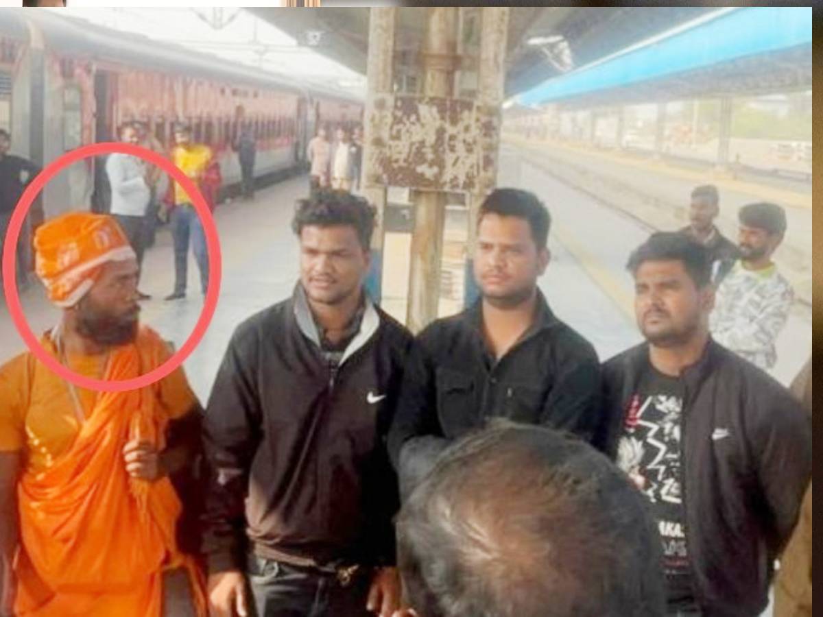 ट्रेन में हुआ झगड़ा तो रमेश ने मुस्लिम यात्रियों को आतंकी बताकर करा दी तलाशी ट्रेन में हुआ झगड़ा तो रमेश ने मुस्लिम यात्रियों को आतंकी बताकर करा दी तलाशी