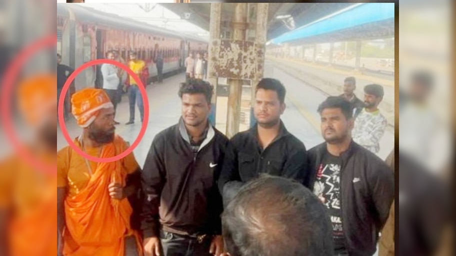 ट्रेन में हुआ झगड़ा तो रमेश ने मुस्लिम यात्रियों को आतंकी बताकर करा दी तलाशी