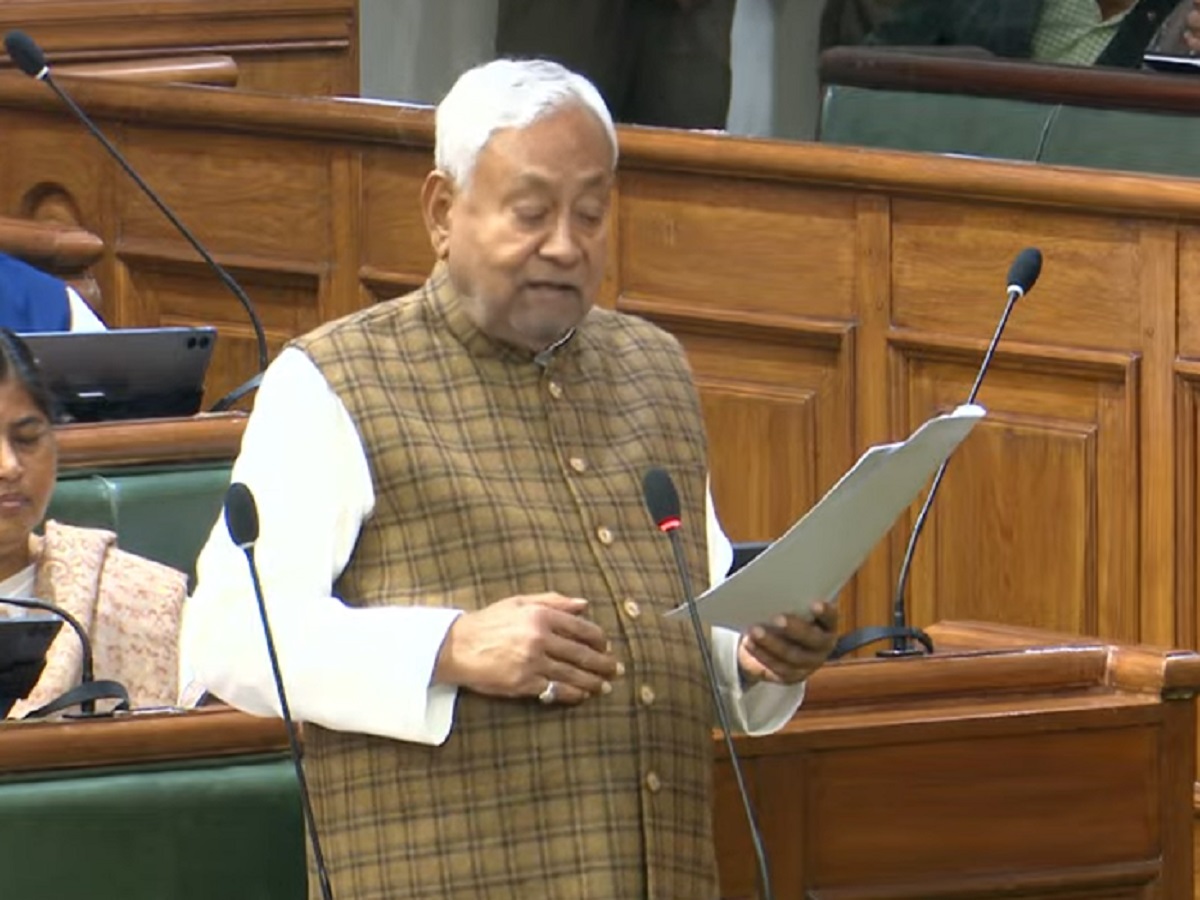 सीएम नीतीश के भाषण पर भयंकर बवाल! राजद-जदयू और बीजेपी में खिंच गई सियासी तलवार सीएम नीतीश के भाषण पर भयंकर बवाल! राजद-जदयू और बीजेपी में खिंच गई सियासी तलवार