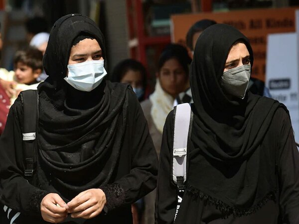 हिजाब पहनकर आई छात्राएं, विरोध में भगवा शॉल पहनकर आए हिंदू छात्र; हावेरी कॉलेज में तनाव