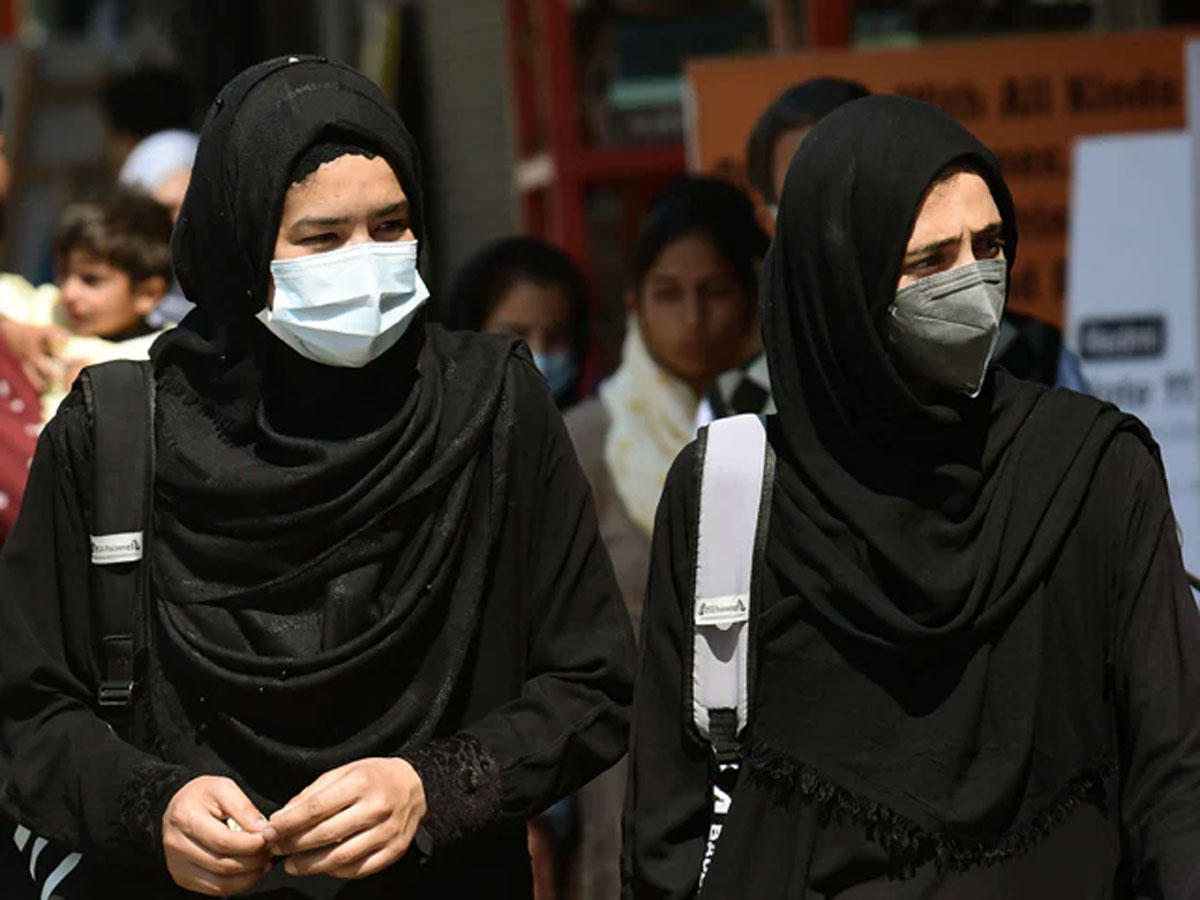 हिजाब पहनकर आई छात्राएं, विरोध में भगवा शॉल पहनकर आए हिंदू छात्र; हावेरी कॉलेज में तनाव हिजाब पहनकर आई छात्राएं, विरोध में भगवा शॉल पहनकर आए हिंदू छात्र; हावेरी कॉलेज में तनाव