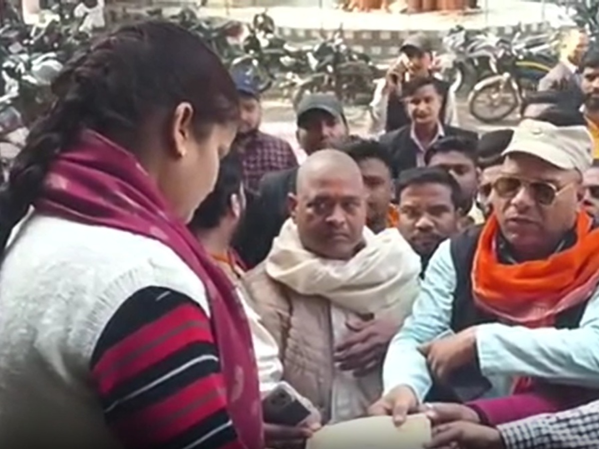 मस्जिद के कुएं को लेकर ज्ञापन सौंपते हिंदू संगठन मस्जिद के कुएं को लेकर ज्ञापन सौंपते हिंदू संगठन