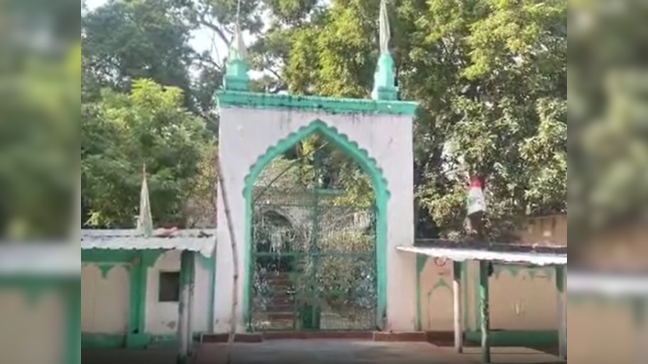 Siddharthanagar: बाबरी मस्जिद स्टाइल में मजार के बाबा की समाधि होने का दावा; इलाके में भारी तनाव!