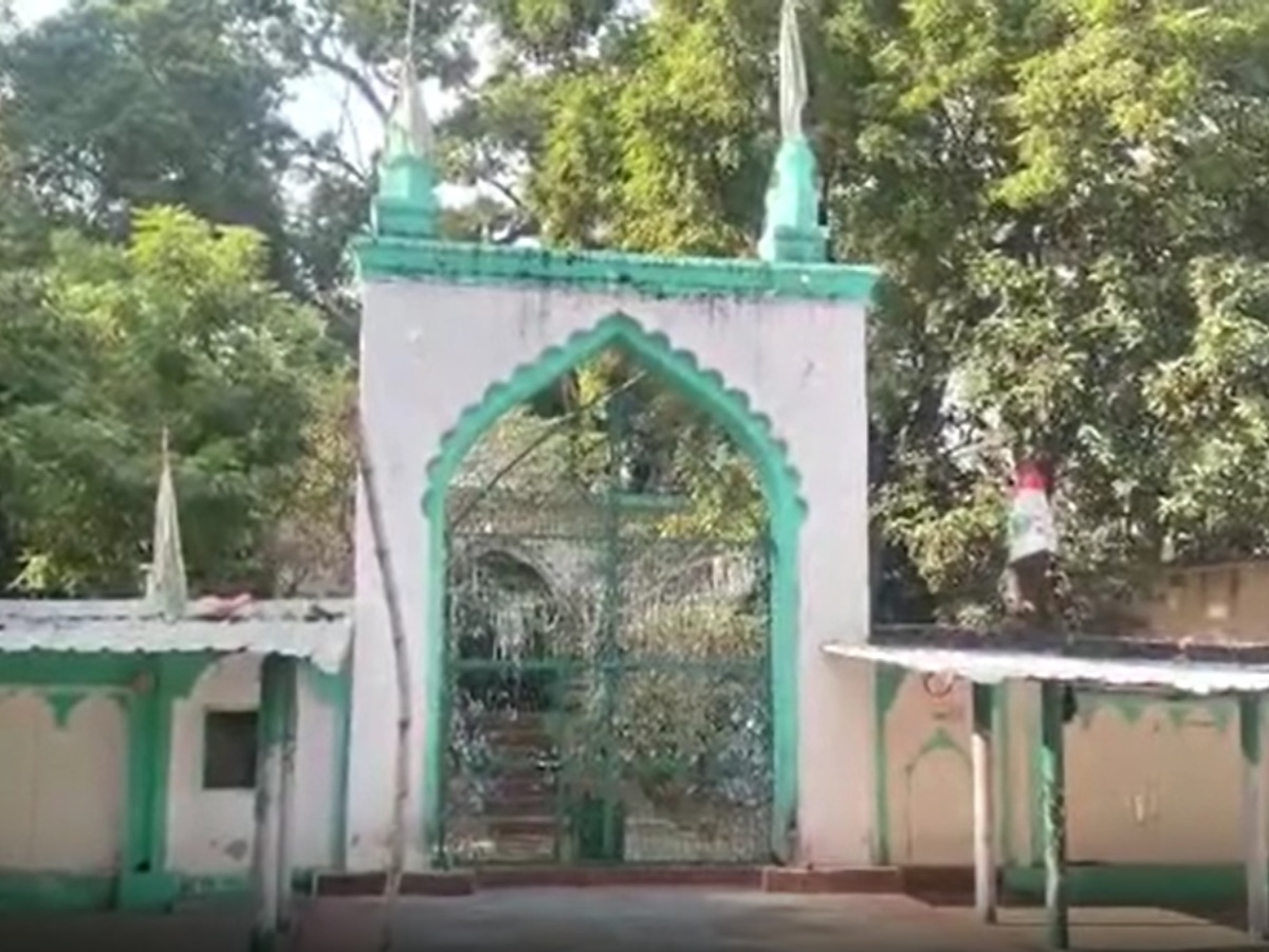 Siddharthanagar: बाबरी मस्जिद स्टाइल में मजार के बाबा की समाधि होने का दावा; इलाके में भारी तनाव! Siddharthanagar: बाबरी मस्जिद स्टाइल में मजार के बाबा की समाधि होने का दावा; इलाके में भारी तनाव!