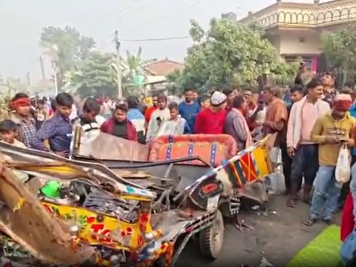 वैशाली में बस–ऑटो भिड़त, 3 की मौत वैशाली में बस–ऑटो भिड़त, 3 की मौत