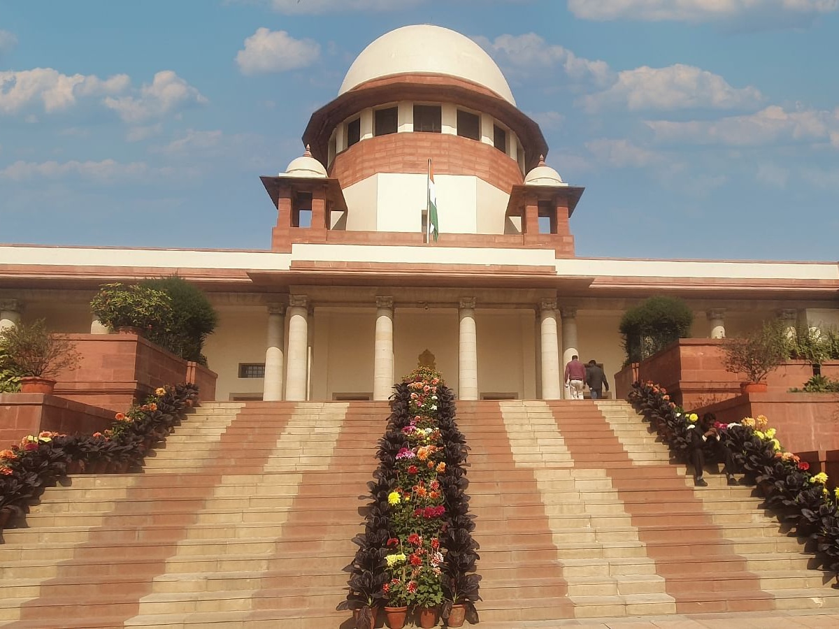 SP रहते हुए मुस्लिम शख्स को सताने का इल्ज़ाम; DIG बने तो सुप्रीम कोर्ट ने किया तलब SP रहते हुए मुस्लिम शख्स को सताने का इल्ज़ाम; DIG बने तो सुप्रीम कोर्ट ने किया तलब