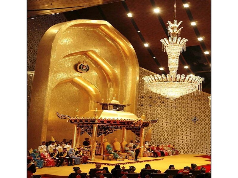  महल में सोने की छत और दरवाजे  