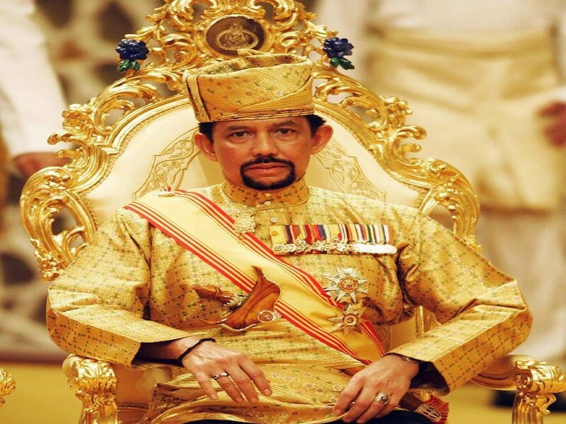  24 कैरेट सोने से बनी प्राइवेट जेट, 7000 कारों का काफिला