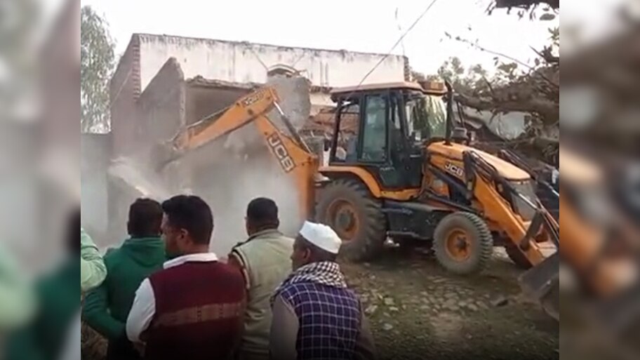 सीतापुर में सालों पुराने मदरसे पर दौड़ा बुलडोजर, सैकड़ों बच्चों की पढ़ाई पर लगा ब्रेक