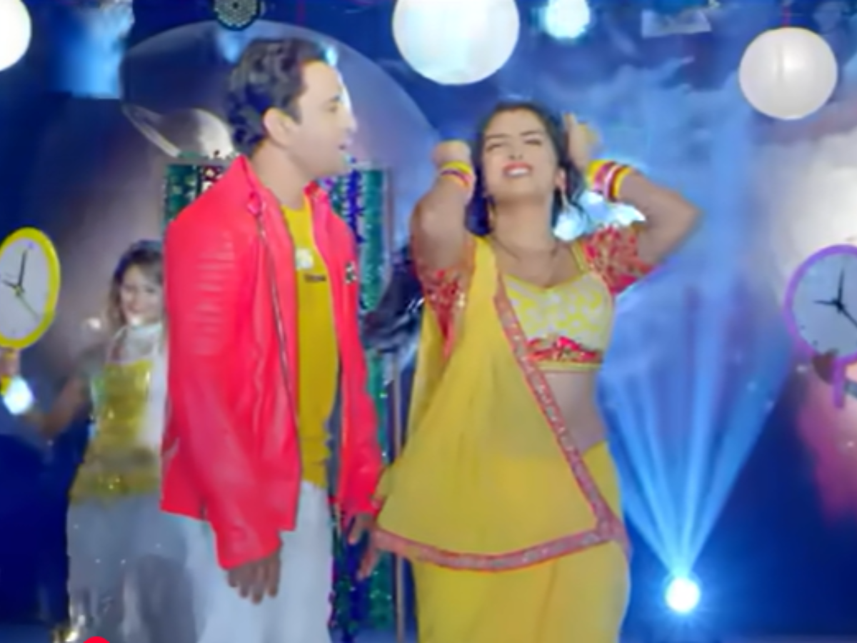 'हमारे पतिदेव जी', जब पीली साड़ी में आम्रपाली ने बिखेरा था अपना जलवा, निरहुआ ने खुद को ऐसे संभाला! 'हमारे पतिदेव जी', जब पीली साड़ी में आम्रपाली ने बिखेरा था अपना जलवा, निरहुआ ने खुद को ऐसे संभाला!