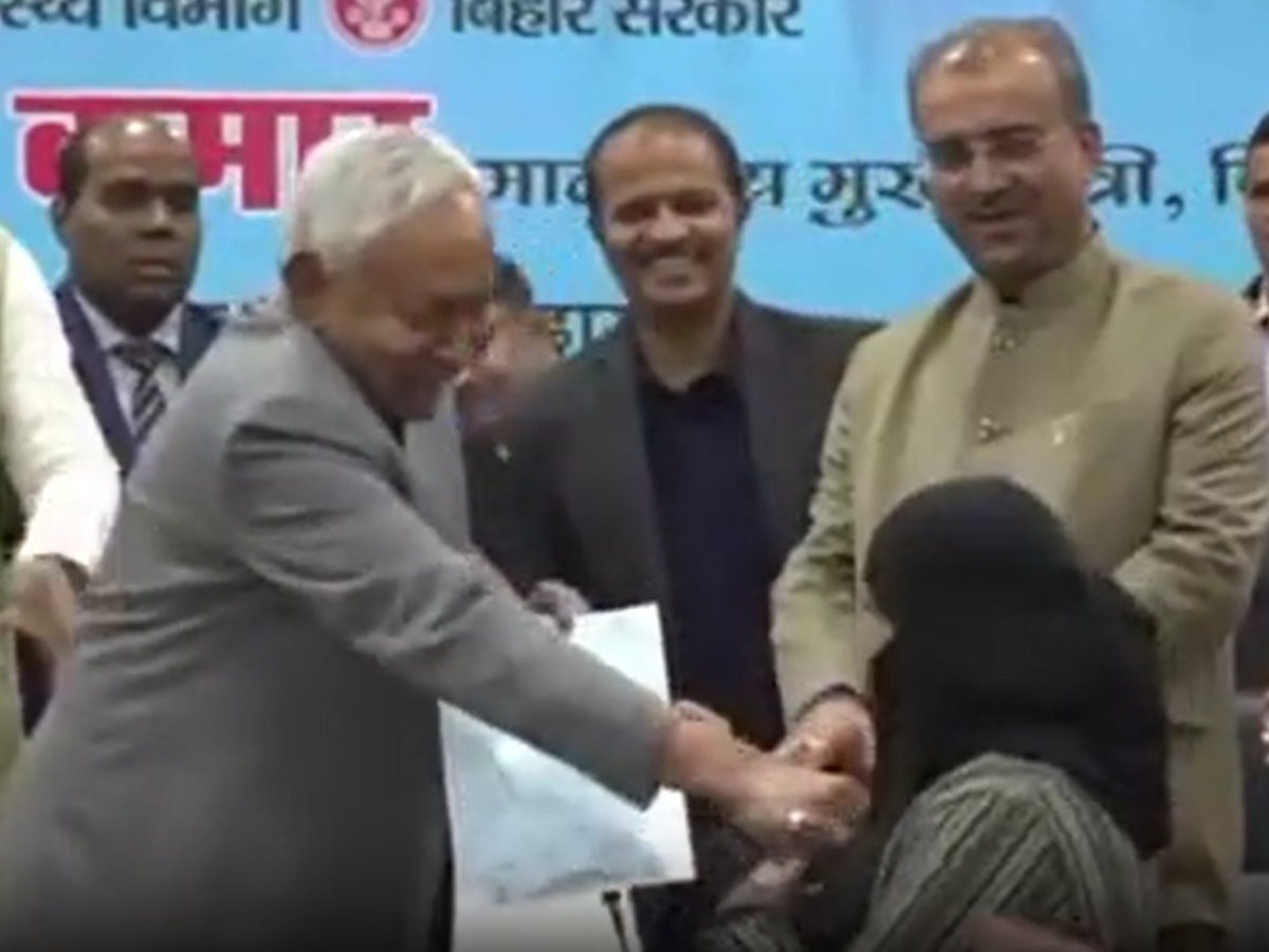 नियुक्ति पत्र देते हुए सीएम नीतीश की आपत्तिजनक हरकत, महिला के चेहरे से हटाया हिजाब नियुक्ति पत्र देते हुए सीएम नीतीश की आपत्तिजनक हरकत, महिला के चेहरे से हटाया हिजाब