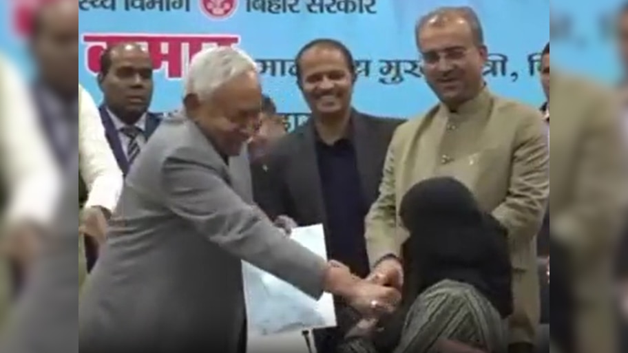 नियुक्ति पत्र देते हुए सीएम नीतीश की आपत्तिजनक हरकत, महिला के चेहरे से हटाया हिजाब